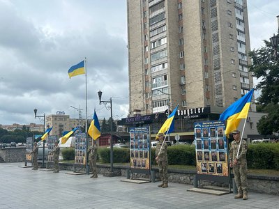 У Житомирі вшанували пам’ять закатованих і загиблих у російському полоні У Житомирі вшанували пам’ять закатованих і загиблих у російському полоні