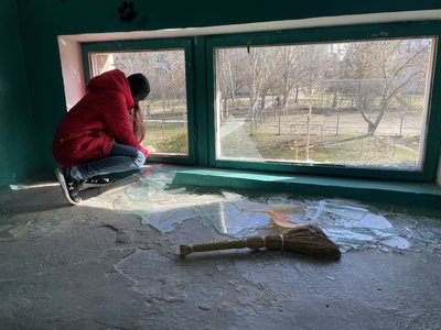 "Було кілька "прильотів", горів дах. Діти перелякалися, сиділи в коридорах". Херсонці про нічні обстріли армії РФ "Було кілька "прильотів", горів дах. Діти перелякалися, сиділи в коридорах". Херсонці про нічні обстріли армії РФ