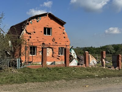 “Ні груші, ні хати ”: армія РФ вдарила по Битиці керованими авіабомбами. Репортаж “Ні груші, ні хати ”: армія РФ вдарила по Битиці керованими авіабомбами. Репортаж