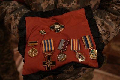"Двоє діток залишилися без тата". У Сумах попрощалися з воїном Антоном Пантюшенком "Двоє діток залишилися без тата". У Сумах попрощалися з воїном Антоном Пантюшенком