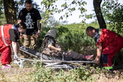 У підвал влучила російська бомба. Як військові врятували 90-річну з-під завалів у Добропіллі на Донеччині У підвал влучила російська бомба. Як військові врятували 90-річну з-під завалів у Добропіллі на Донеччині