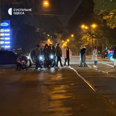 В Одесі жителі одного з мікрорайонів перекрили дорогу через відсутність світла В Одесі жителі одного з мікрорайонів перекрили дорогу через відсутність світла