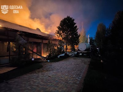 Понад 10 житлових будинків пошкоджено через нічну атаку РФ на Одещину Понад 10 житлових будинків пошкоджено через нічну атаку РФ на Одещину