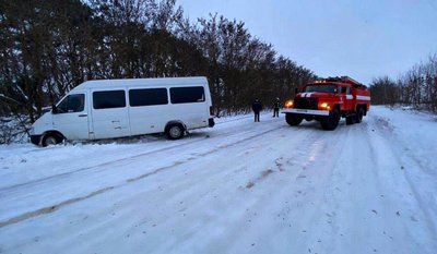 Рятувальники визволяли автотранспорт зі снігових заметів, Тернопільщина, 31 грудня 2025 року Рятувальники визволяли автотранспорт зі снігових заметів, Тернопільщина, 31 грудня 2025 року