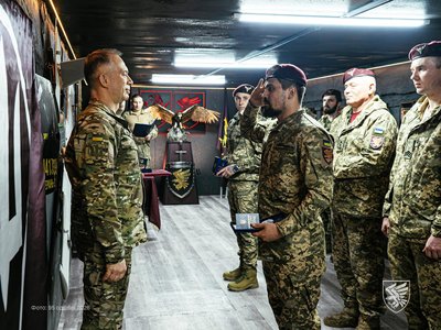 Мінометника з Черкас Сирський відзначив "Срібним хрестом" Мінометника з Черкас Сирський відзначив "Срібним хрестом"