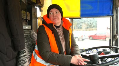 Хотіла навчитися водити: у Черкасах навчають керувати тролейбусами Хотіла навчитися водити: у Черкасах навчають керувати тролейбусами