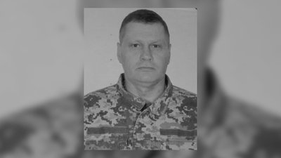 У Новгороді-Сіверському попрощалися із захисником Ігорем Гарбузом, який загинув на Луганщині У Новгороді-Сіверському попрощалися із захисником Ігорем Гарбузом, який загинув на Луганщині