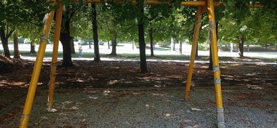Дитячий майданчик у Чернівцях стоїть недобудованим: що каже підрядник