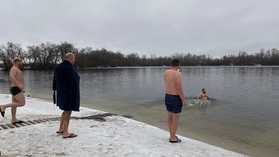 Водохреще у Дніпрі: чи занурюються містяни у воду цьогоріч та що про свято кажуть священник та лікар Водохреще у Дніпрі: чи занурюються містяни у воду цьогоріч та що про свято кажуть священник та лікар