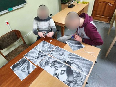 Неповнлітні, які перебувають у Харківському СІЗО, вирізають фрагменти картини Неповнлітні, які перебувають у Харківському СІЗО, вирізають фрагменти картини