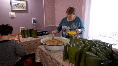 "Щоб їм смакувало там рідним домом": на Вінниччині волонтерки готують страви оборонцям на фронт "Щоб їм смакувало там рідним домом": на Вінниччині волонтерки готують страви оборонцям на фронт