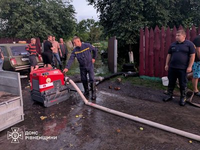 Негода на Рівненщині: були підтоплені будинки і двори, працювали рятувальники Негода на Рівненщині: були підтоплені будинки і двори, працювали рятувальники