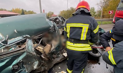 Рятувальники деблокували тіло загиблого водія Рятувальники деблокували тіло загиблого водія