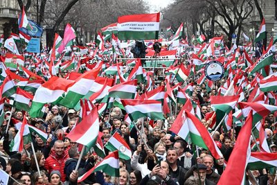 Угорська опозиція вийшла на протест і хоче опитати громадян про "12 вимог" Орбана Угорська опозиція вийшла на протест і хоче опитати громадян про "12 вимог" Орбана