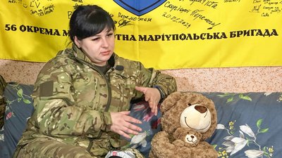 "Мать" військовослужбовиця 23 окремого мотопіхотного батальйона "Хортиця" 56 ОМПБр Наталія Донецька область "Мать" військовослужбовиця 23 окремого мотопіхотного батальйона "Хортиця" 56 ОМПБр Наталія Донецька область