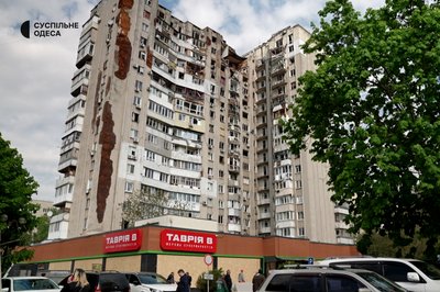 Дівчинка з Одеси врятувала маму під час обстрілу 16-поверхівки Дівчинка з Одеси врятувала маму під час обстрілу 16-поверхівки