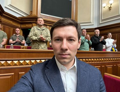 Олексій Красов у Верховній Раді на фоні Валерія Залужного Олексій Красов у Верховній Раді на фоні Валерія Залужного