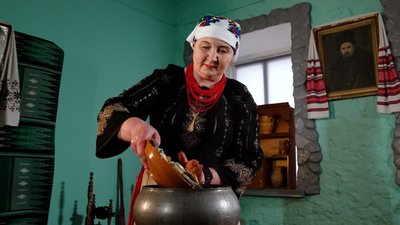 Підколочена холодна юшка з сушеними карасями — страва, яку готують раз на рік. Рецепт від господині з Острозької громади Підколочена холодна юшка з сушеними карасями — страва, яку готують раз на рік. Рецепт від господині з Острозької громади