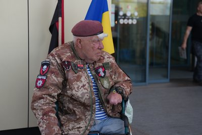 "Буду кататись і возитиму вам свою допомогу": як 77-річний волонтер на кріслі колісному допомагає ЗСУ "Буду кататись і возитиму вам свою допомогу": як 77-річний волонтер на кріслі колісному допомагає ЗСУ