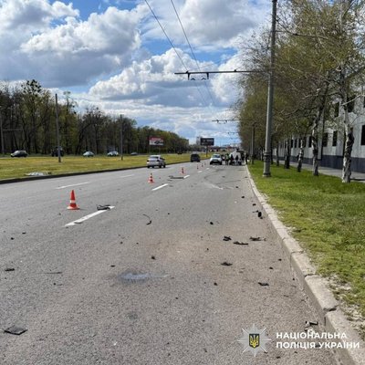 У Харкові Volkswagen врізався в електроопору: двоє людей потрапили до лікарні У Харкові Volkswagen врізався в електроопору: двоє людей потрапили до лікарні