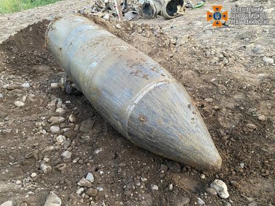 Фрагмент ракети, якою РФ атакувала Львівщину Фрагмент ракети, якою РФ атакувала Львівщину