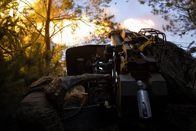 Військовий під захистом антидронової сітки стріляє з радянської 152-мм гармати "Мста-Б" в бік російського кордону на Сумщині