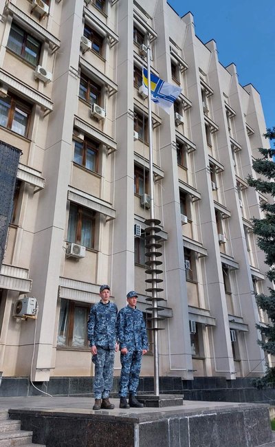 В Одесі до Дня українського прапора на Чорному морі підняли стяг ВМС на головній площі міста В Одесі до Дня українського прапора на Чорному морі підняли стяг ВМС на головній площі міста