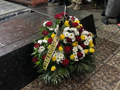 Квіти полеглому командиру від товаришів по зброї Квіти полеглому командиру від товаришів по зброї