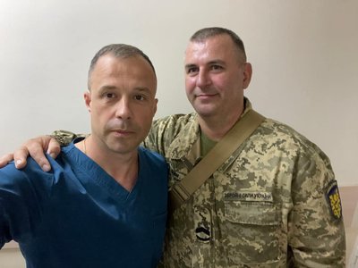 Від операційної до окопів: історія Іллі Гуменчука, який рятує життя побратимів на фронті Від операційної до окопів: історія Іллі Гуменчука, який рятує життя побратимів на фронті