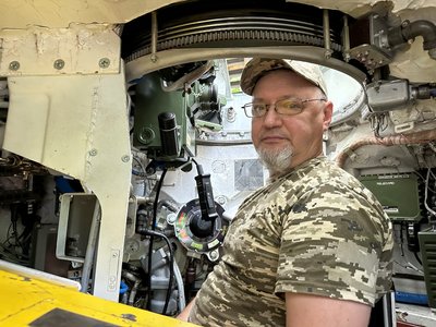 Трофейний російський танк Т-80 рота бійці 30-ї окремої механізованої бригади імені князя Костянтина Острозького військовослужбовець 30-ї окремої механізованої бригади Олексій Бахмутський напрямок Донецька область Трофейний російський танк Т-80 рота бійці 30-ї окремої механізованої бригади імені князя Костянтина Острозького військовослужбовець 30-ї окремої механізованої бригади Олексій Бахмутський напрямок Донецька область