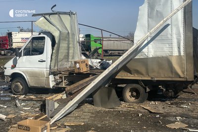 Згорілі автомобілі та зруйнований автомагазин: наслідки нічної атаки РФ на Одещину Згорілі автомобілі та зруйнований автомагазин: наслідки нічної атаки РФ на Одещину