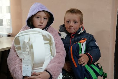 Херсонщина, волонтери, діти, портфелі, канцелярія Херсонщина, волонтери, діти, портфелі, канцелярія