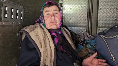 "На городі ракета стирчить. Ми сіли в підвал – і підвал розбили: з Лиманщини евакуювали подружжя пенсіонерів та парубка "На городі ракета стирчить. Ми сіли в підвал – і підвал розбили: з Лиманщини евакуювали подружжя пенсіонерів та парубка