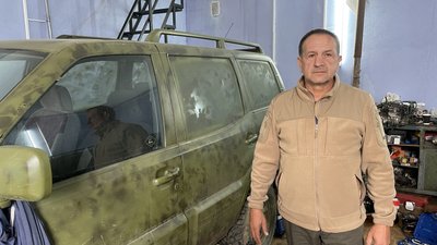 Ігор Казьмін у автомайстерні Ігор Казьмін у автомайстерні