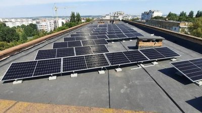Сонячні панелі на даху лікарні у Хмельницькому