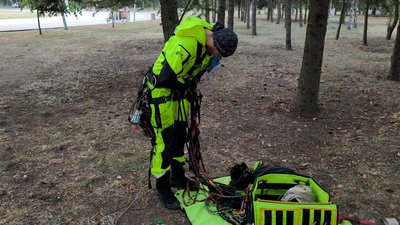 Під загрозою FPV та КАБів: як на 80-метровому флагштоку в Краматорську відновили український прапор