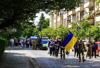 В Ужгороді попрощалися із загиблим захисником Денисом Дзюіним В Ужгороді попрощалися із загиблим захисником Денисом Дзюіним