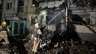 Наслідки прямого влучання КАБу в п'ятиповерхівку в Харкові