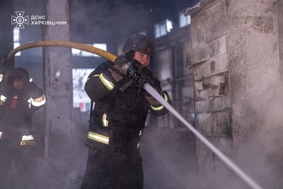 3 червня 2025 року: атака РФ на Нову пошту, рятувальники гасять пожежу у терміналі в Коротичі 3 червня 2025 року: атака РФ на Нову пошту, рятувальники гасять пожежу у терміналі в Коротичі