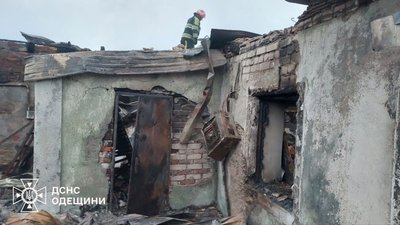 РФ атакувала Одещину: пожежі в житлових будинках, на АЗС і в порту, є постраждалі