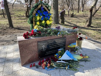 У Херсоні до річниці трагедії у Бузковому сквері встановили пам'ятний знак У Херсоні до річниці трагедії у Бузковому сквері встановили пам'ятний знак