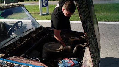 Авто-килим: як хлопці з Рокитного перетворили старі жигулі на кабріолет Авто-килим: як хлопці з Рокитного перетворили старі жигулі на кабріолет