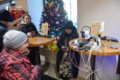 Як Одеса переживає наслідки атаки РФ: зарядки в кафе, черги до бюветів і генераторів Як Одеса переживає наслідки атаки РФ: зарядки в кафе, черги до бюветів і генераторів