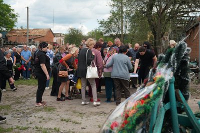 У Великому Бобрику на Сумщині попрощалися із двома загиблими внаслідок російської атаки У Великому Бобрику на Сумщині попрощалися із двома загиблими внаслідок російської атаки
