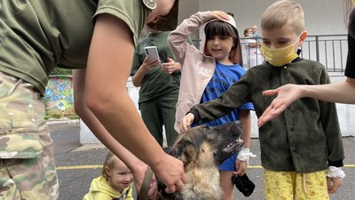 Знайомство зі службовими собаками: для маленьких пацієнтів миколаївської лікарні влаштували шоу-програму