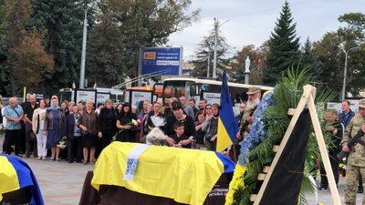 Із військовим Володимиром Шеретюком попрощались на майдані Незалежності у Рівному Із військовим Володимиром Шеретюком попрощались на майдані Незалежності у Рівному