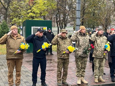 Поклали квіти й провели панахиду: у Дніпрі відзначили День Гідності та Свободи