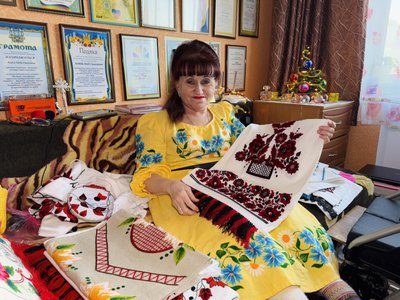 "Моя родина — це мої вишивки": як майстриня з інвалідністю у Бурині створює свої роботи "Моя родина — це мої вишивки": як майстриня з інвалідністю у Бурині створює свої роботи