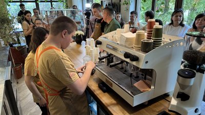 Інклюзивна школа барист: у Хмельницькому розпочалися практичні заняття для молоді з інвалідністю Інклюзивна школа барист: у Хмельницькому розпочалися практичні заняття для молоді з інвалідністю