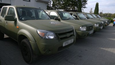 Автомобілі, які волонтери передали для військових Автомобілі, які волонтери передали для військових